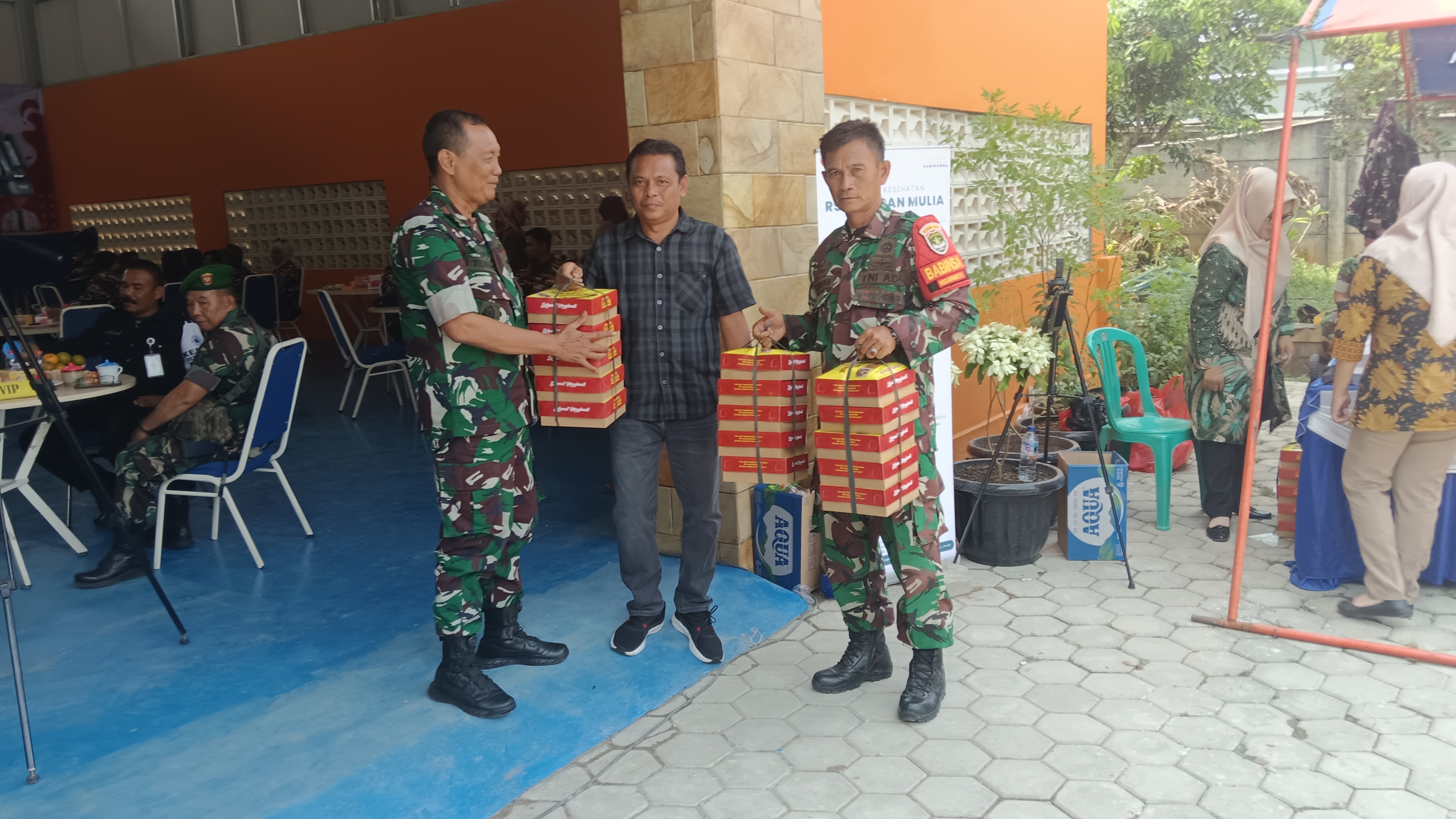 Bantuan logistik makan siang dalam rangka Khitanan masal, kerjasama dengan Koramil Serang Baru